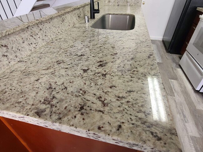 Building Photo - UPDATED RENTAL IN SACRAMENTO!