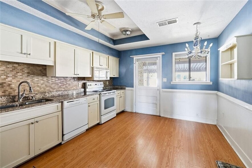 Building Photo - 813 Serramonte Dr