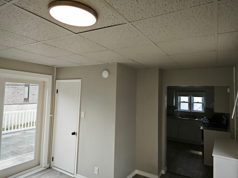 Building Photo - 612 W Garrison St