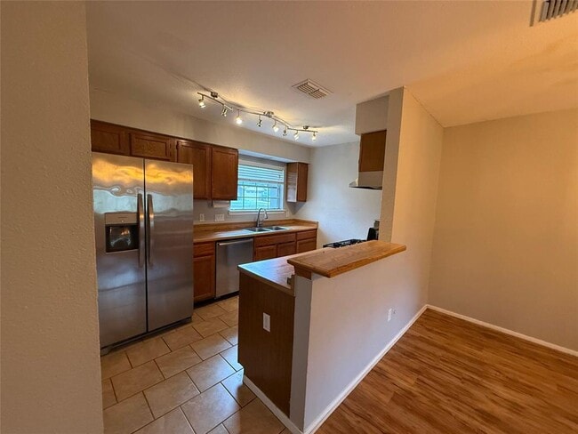 Building Photo - 2811 Crownspoint Dr