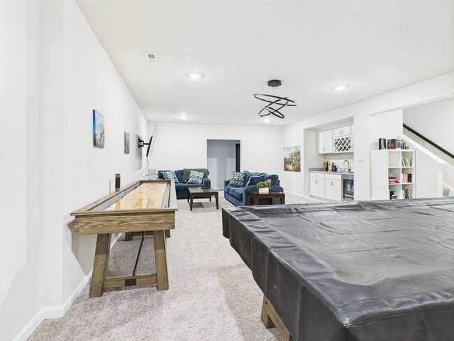 Building Photo - Stunning 5 Bedroom 4.5 Bathroom Located in...