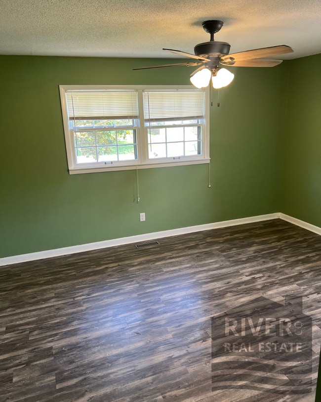 Building Photo - 1233 Ridge Dr