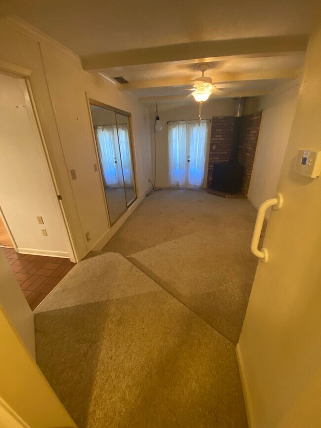 Building Photo - ** Charming 3 Bedroom/2 Bath Blanchard Home **