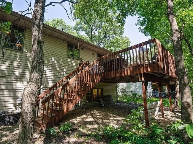 Building Photo - Section 8 Approved, 6 bedroom, 3 Bath Sing...