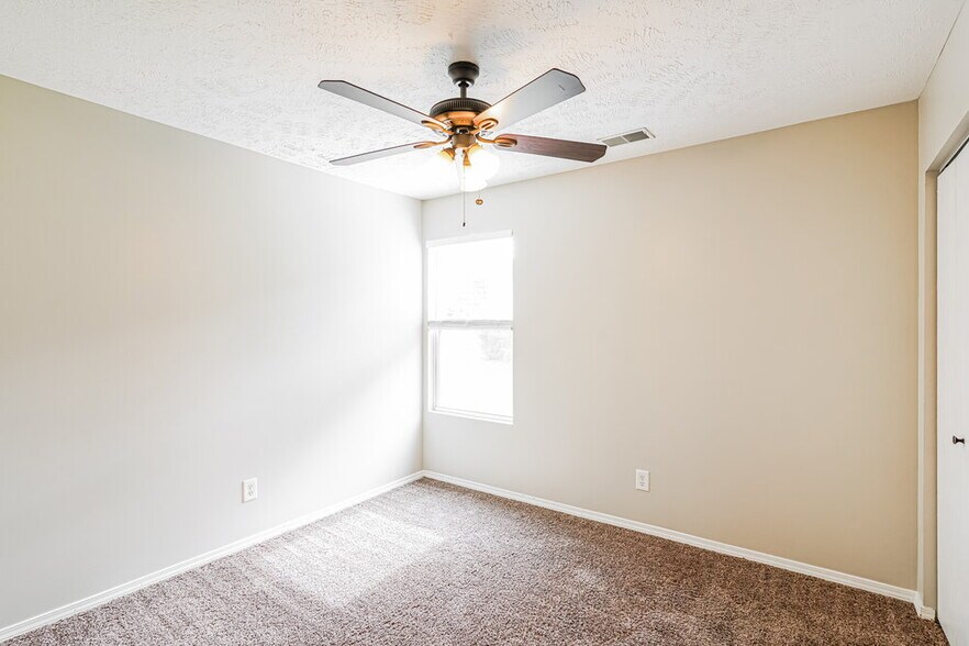 Building Photo - 2735 Sutherland Dr