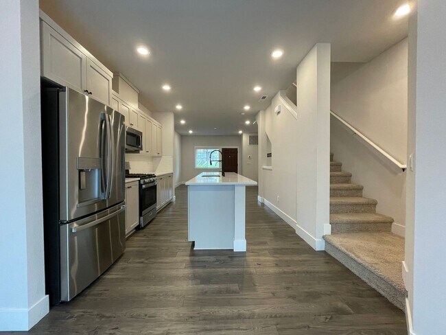 Building Photo - Beautiful, Bight & Modern 2Bd/2.5Ba Townhome in North Bethany! Two car attached garage, In unit l...