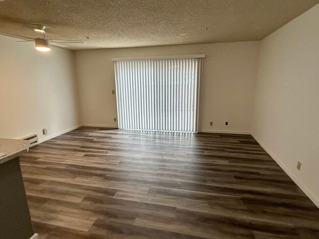 Building Photo - Redwood Glen Townhouse!  Totally remodeled!