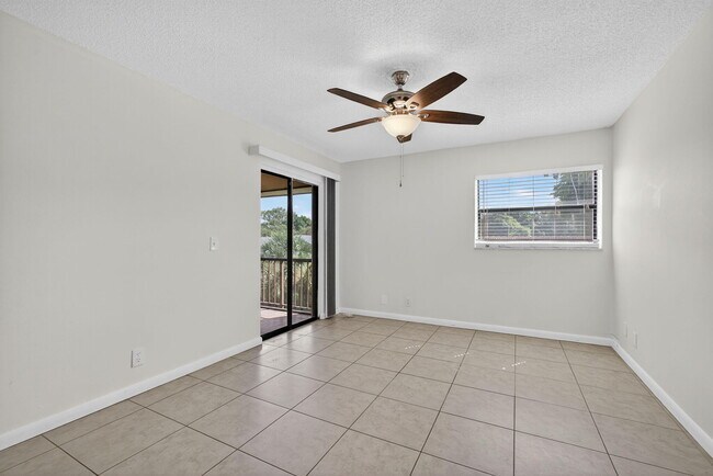 Building Photo - 1580 Montauk Dr