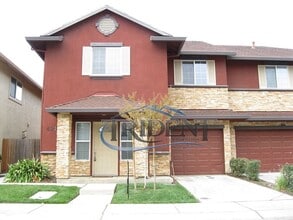 Building Photo - 3 bedroom, 2 1/2 bath halfplex/townhouse