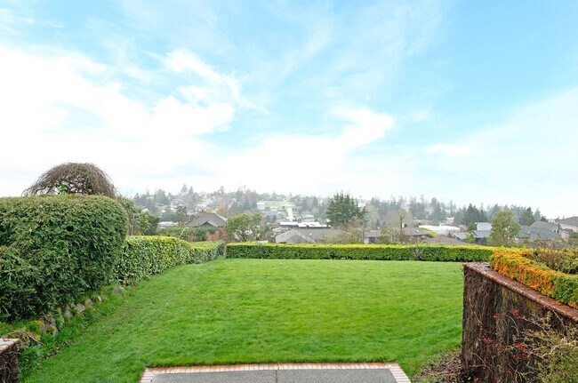 Building Photo - Stunning Home with Breathtaking Views in T...
