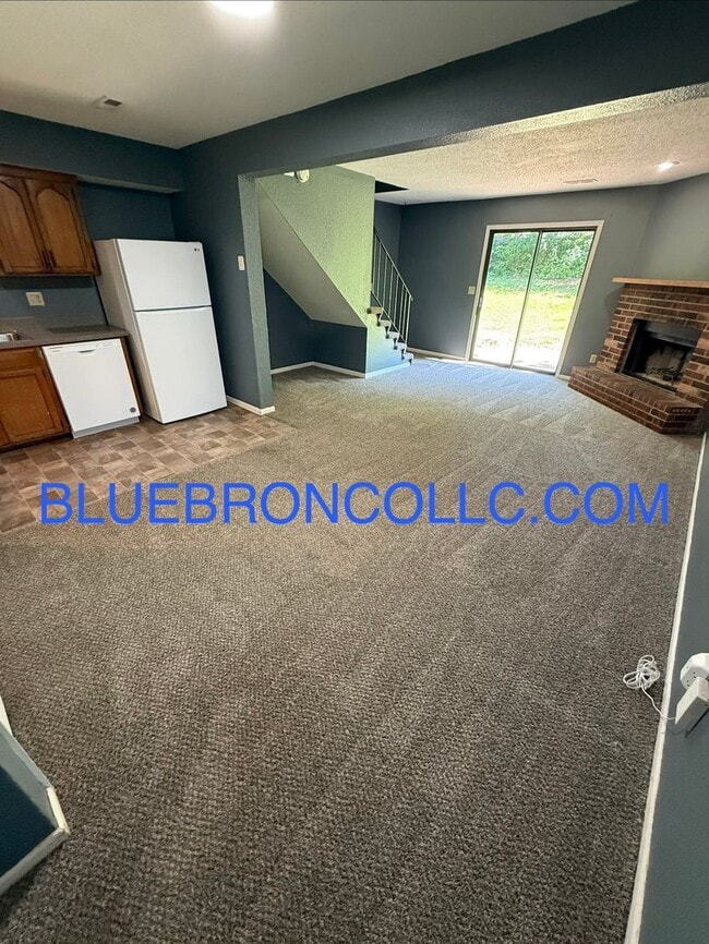 Building Photo - This one will go fast, marvelous 3 bedroom for great price in Lee's Summit