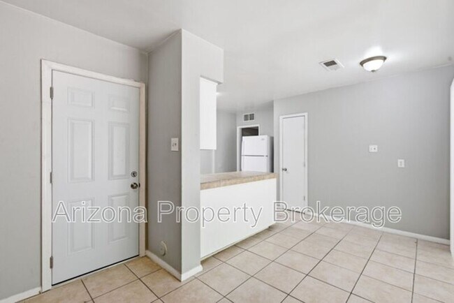 Building Photo - 4640 E Oak St