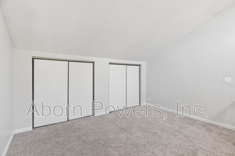 Building Photo - 3180 Country Club Dr