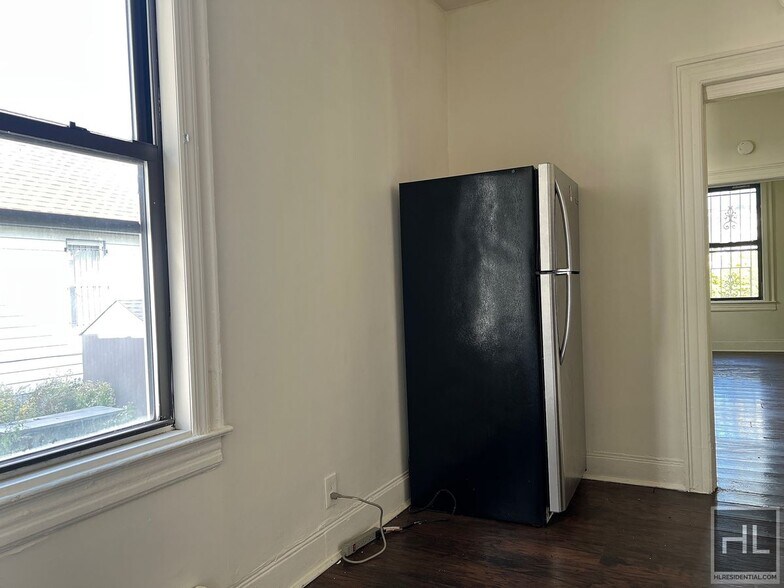 Building Photo - 3BR 1BA Sunny Corner Duplex w/ backyard