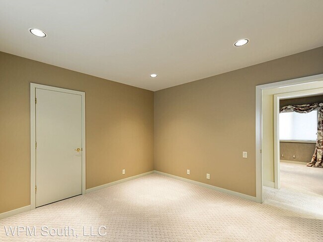 Building Photo - 3 br, 2.5 bath House - 16862 SE 59th St