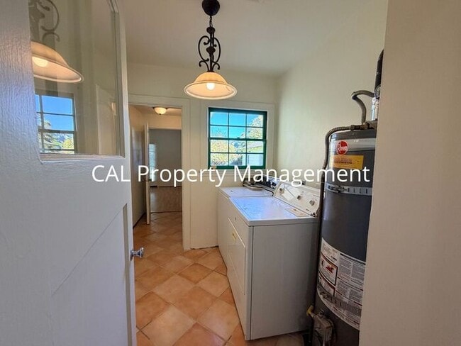 Building Photo - 3 Bed/2 Bath Single Level Home!