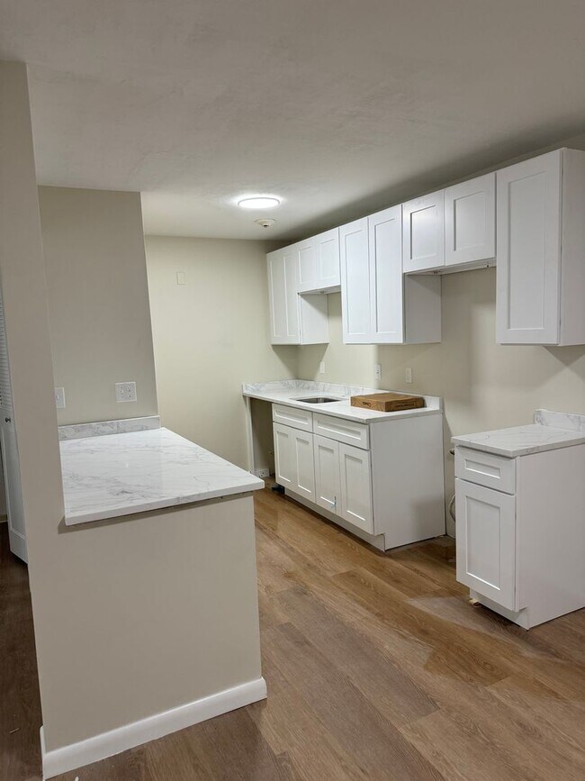 Building Photo - Spacious 1 Bed - 1 Bath Apartment in Cranston