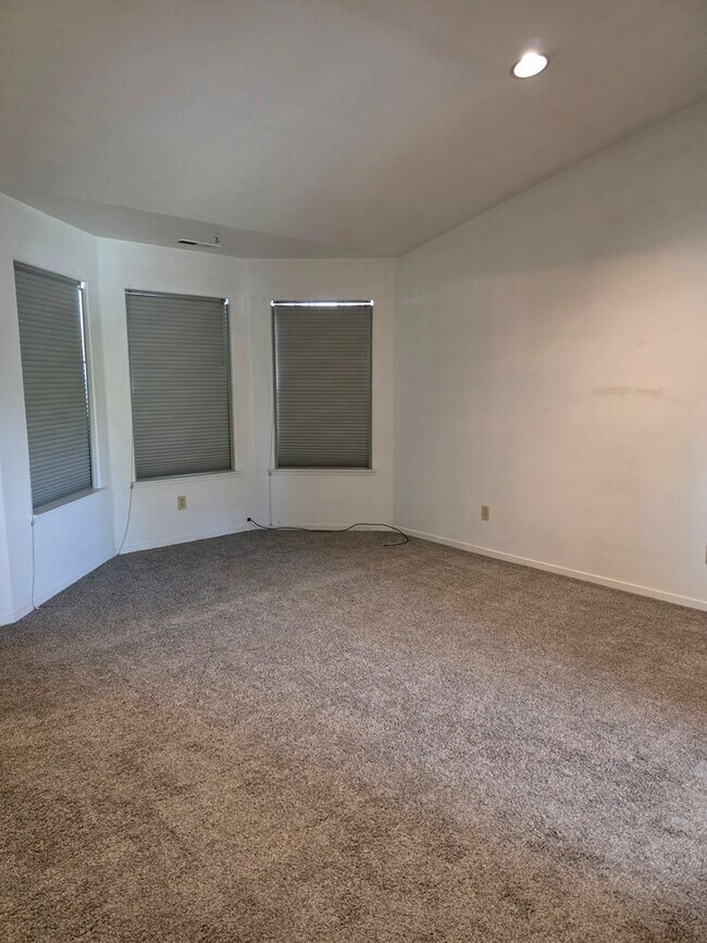 Building Photo - Townhouse Available - Cats OK