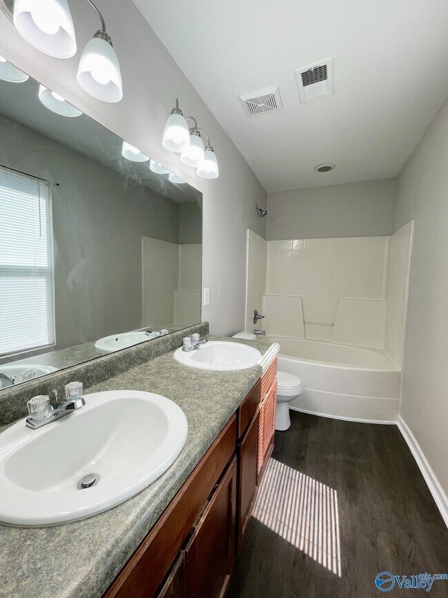 Building Photo - 200 Whitestone Dr NE