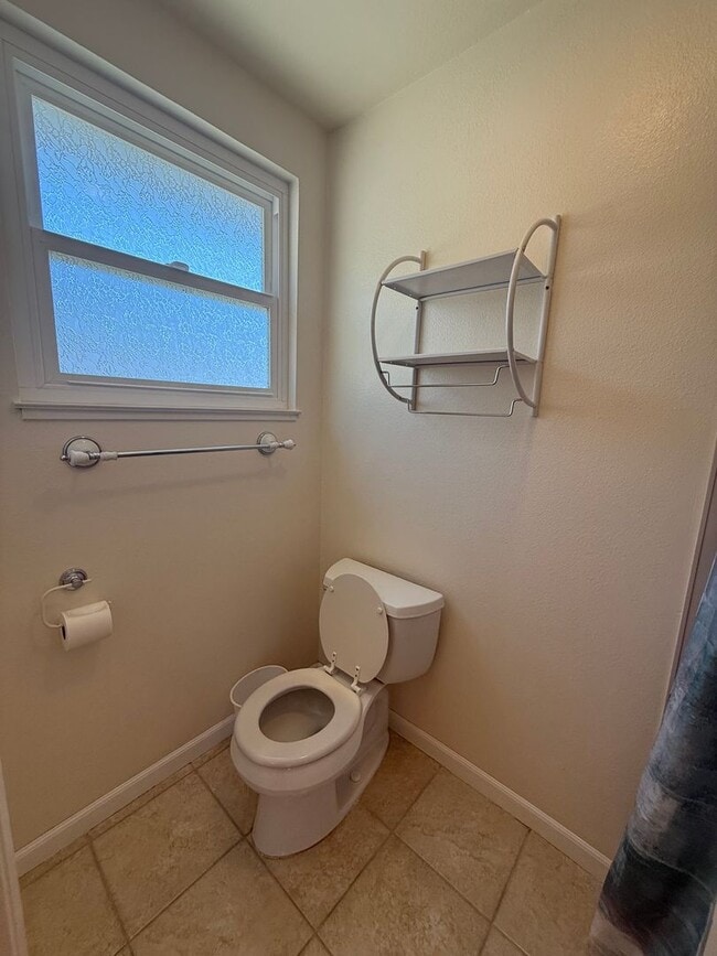 Building Photo - 3 bed 2 bath home available now!