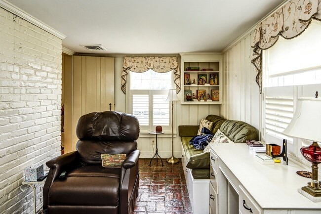 Building Photo - 148 Heritage Rd