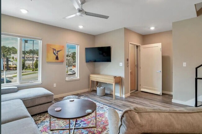 Building Photo - Stunning Furnished Townhouse in the South ...