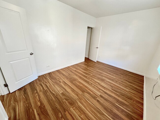 Building Photo - 5223 De Longpre Ave
