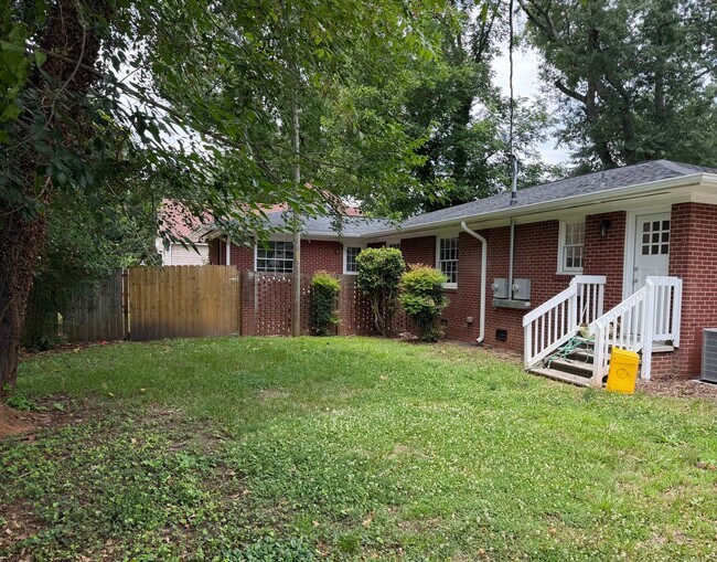 Building Photo - 228 College Dr