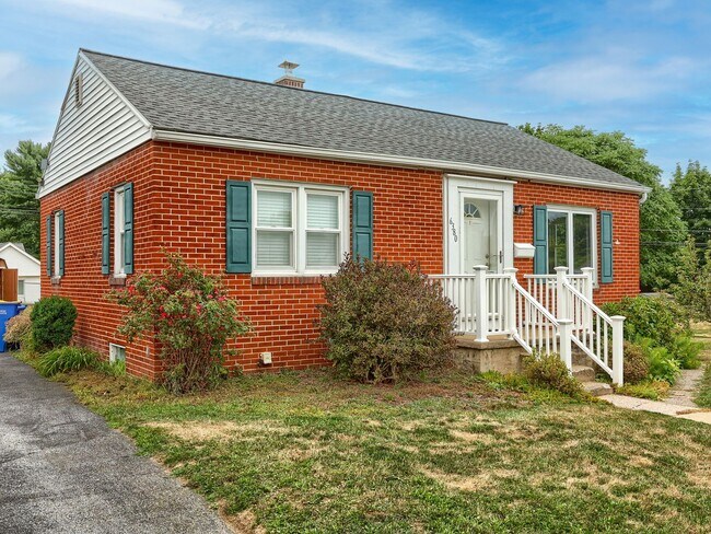 Building Photo - Adorable 2 Bedroom Single Family Home