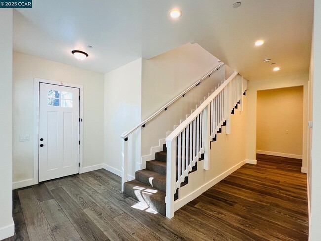 Building Photo - 6 Linda Vista