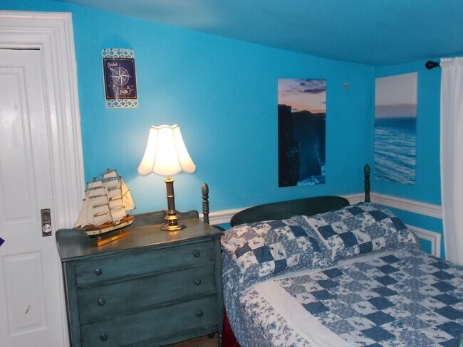 Building Photo - 628 Center St