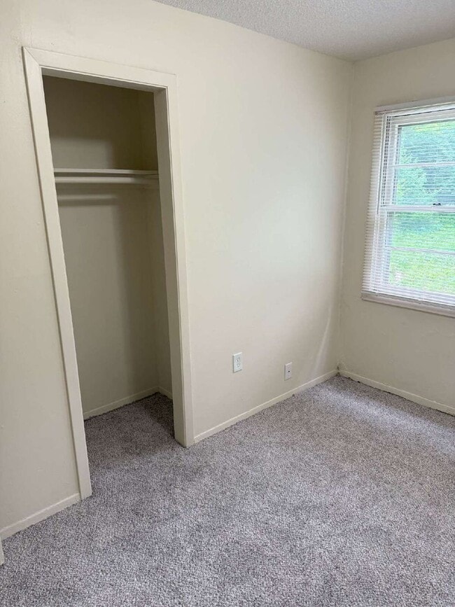 Building Photo - 3 BR 1 BA newly remodeled home!