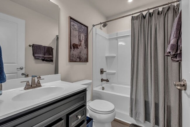 Building Photo - 3 BED 2.5 BATH TOWNHOME WALKING DISTANCE TO LEBANON SQUARE!