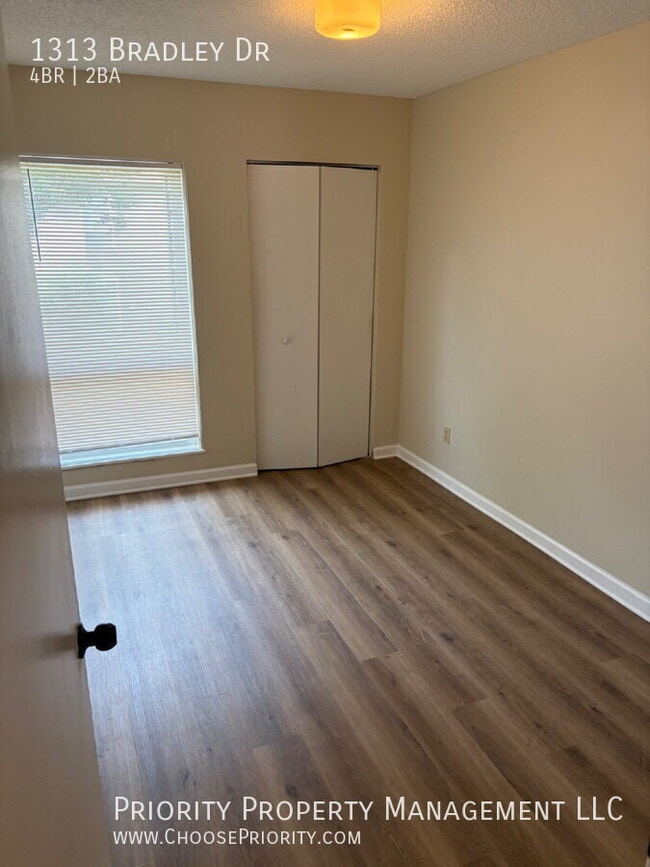 Building Photo - 1313 Bradley Dr