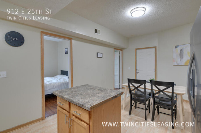 Building Photo - Updated 3 bed, 1 bath Apartment - With on-...