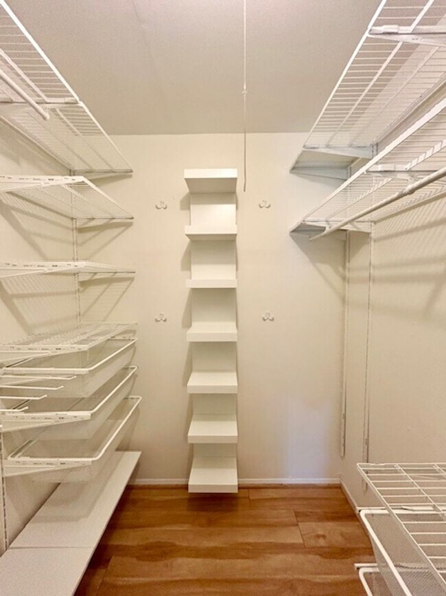 Building Photo - Commuter's dream!