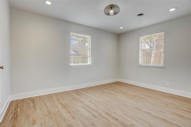 Building Photo - 334 Pennington Dr