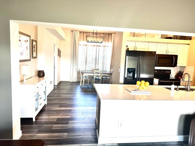 Building Photo - 672 SW Aster Rd