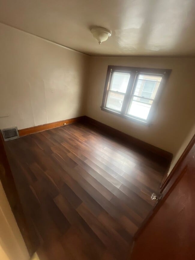 Building Photo - Spacious 2-Bedroom Upper Duplex