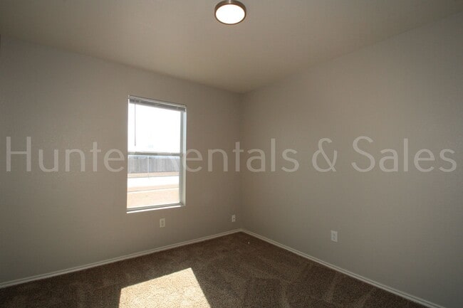 Building Photo - Spacious!