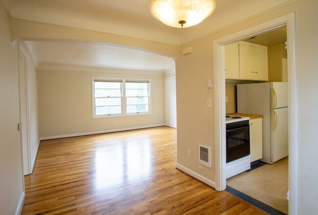 Building Photo - Fabulous Nob Hill 1Bdr Corner Apartment in Courtyard Building!