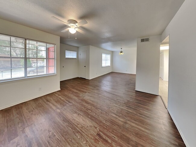 Building Photo - ADORABLE HOME IN ARLINGTON!