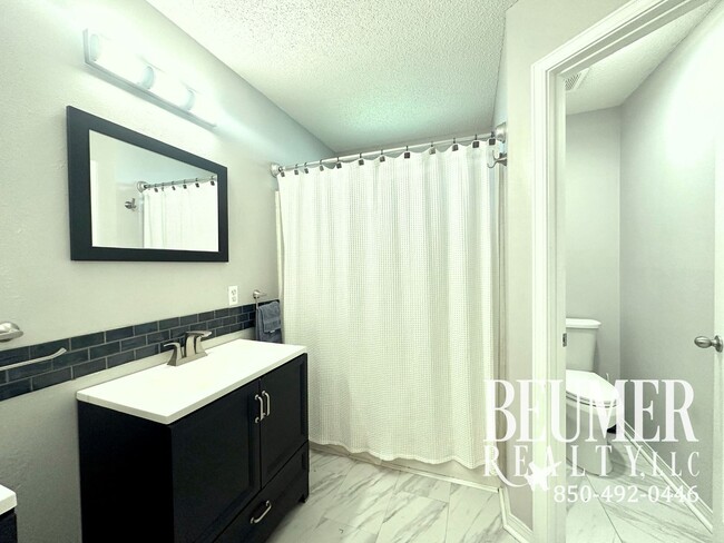 Building Photo - Solar Panel 3bd/2bath Home located Northeast Pensacola