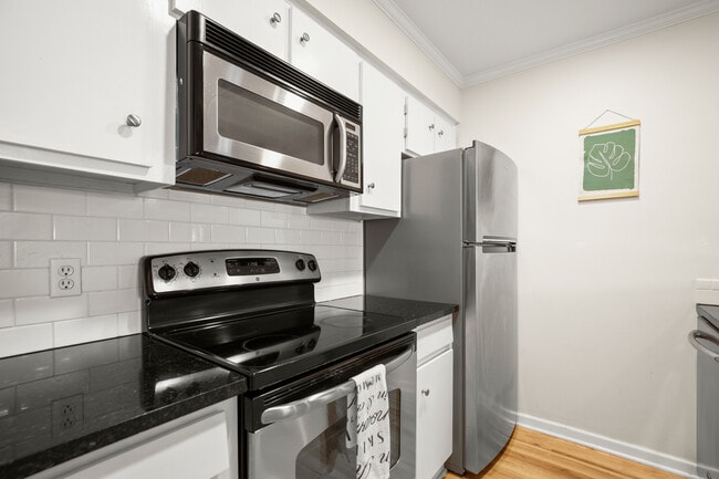 Building Photo - 6501 E Hill Dr