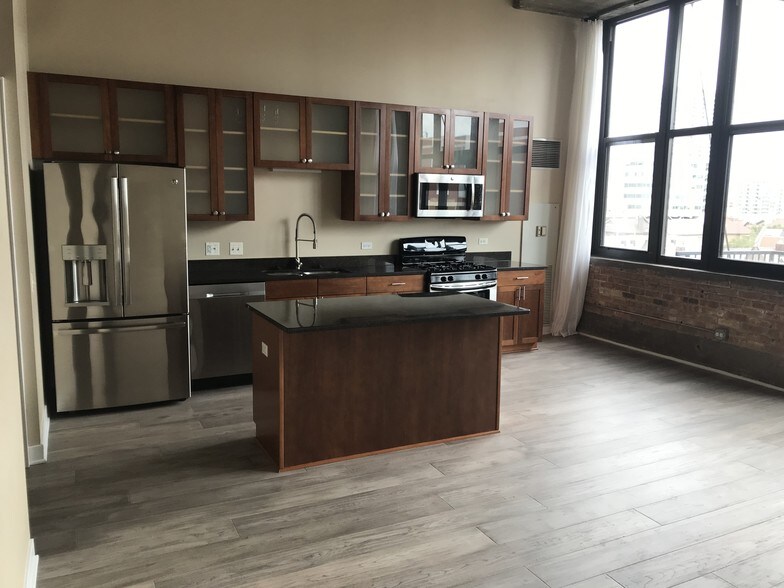 Kitchen with eating area - 320 E 21st St