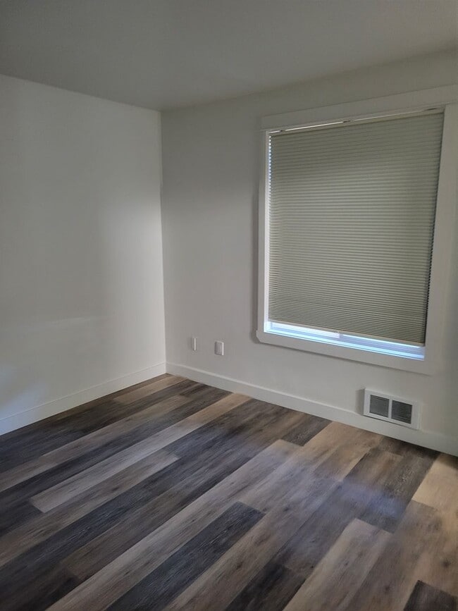 Building Photo - 1700 NE Wells Acres Rd