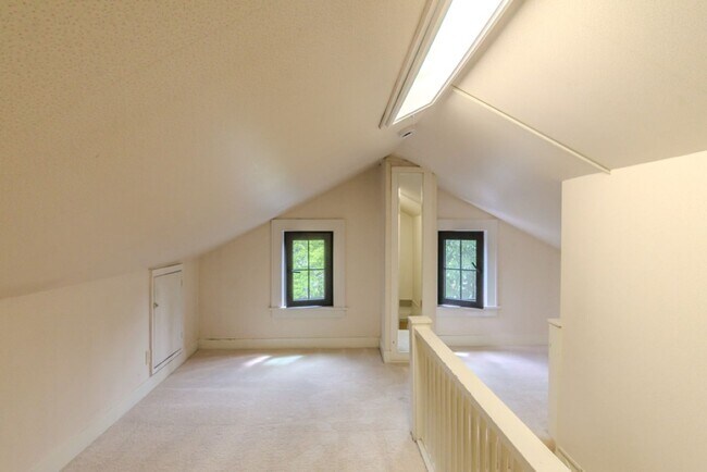 Building Photo - 4Bd/2.75Ba Seattle House