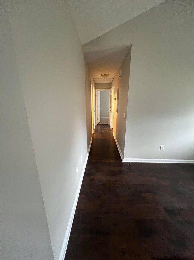 Building Photo - SPRING MOVE-IN SPECIAL: $500 OFF 1ST MONTH...