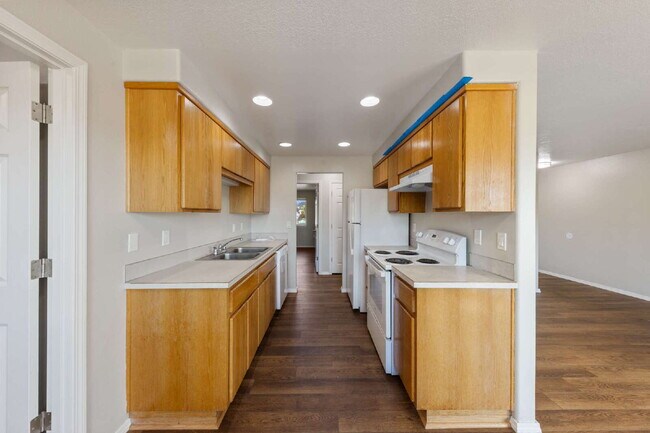 Building Photo - Fresh & Updated 2 bedroom W/S included!