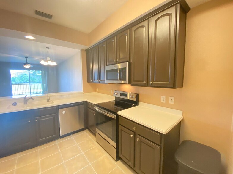 Building Photo - Beautiful 2/2 Condo in North Shore at Lake...